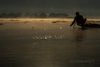 Myanmar
Lago Inle
Perdersi allalba tra le miriadi di pescatori che si muovono sullo specchio dacqua del Lago Inle, immergendosi in quel rinnovarsi di luce reso opalescente dalla nebbia mattutina,  una delle esperienze pi appaganti che si pu avere la fortuna di vivere. 

